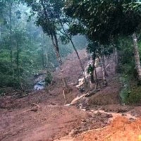 Penampakan longsor yang menutup akses jalan desa Padahurip-Salajambe.